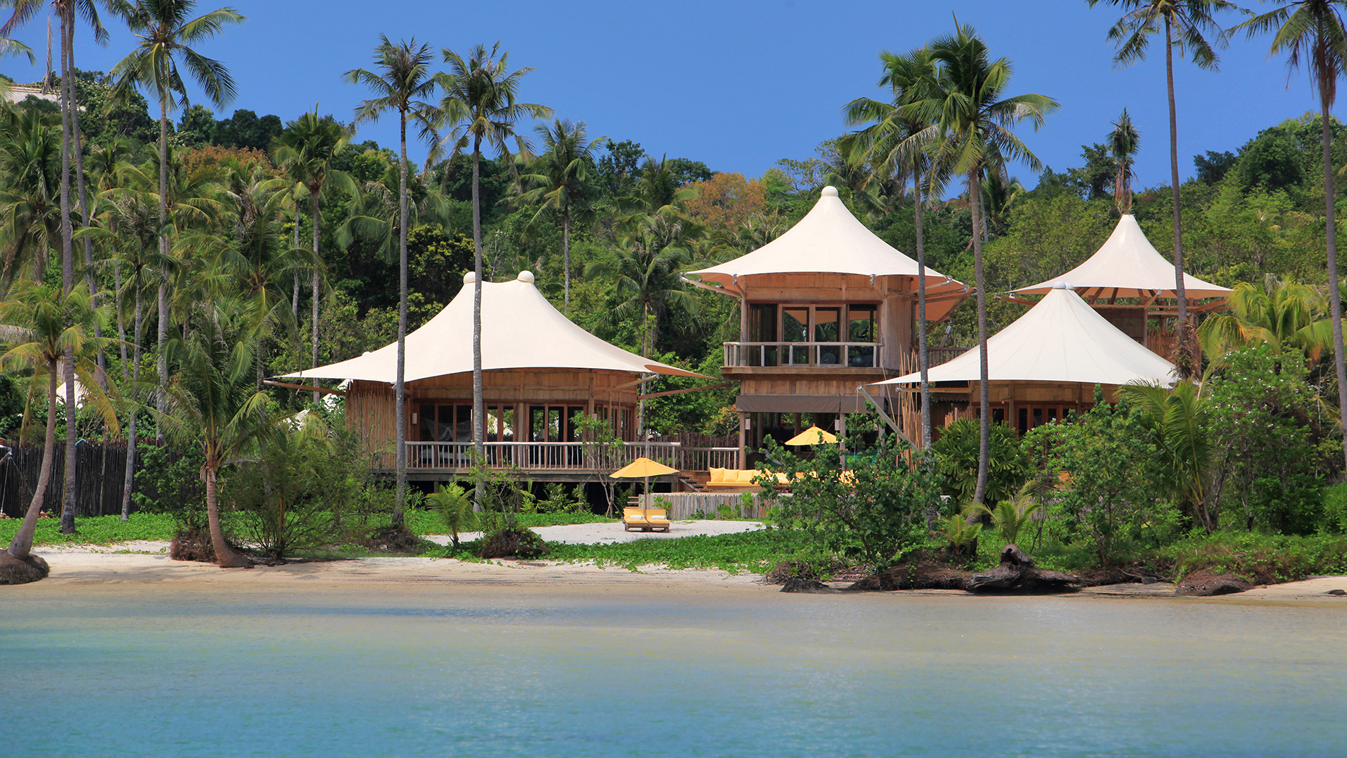 beautiful beachfront hotels around the world