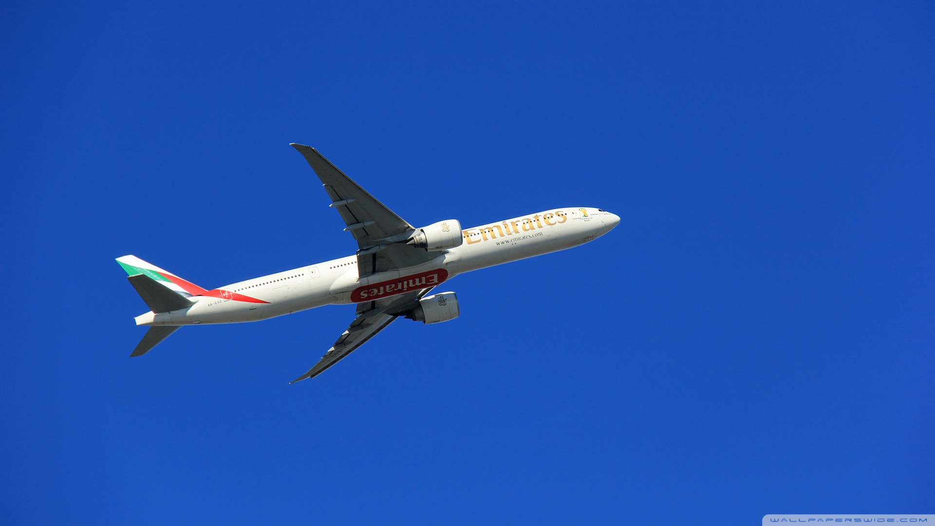 Emirates Boeing 777 Ultra HD Desktop Background Wallpaper for 4K UHD TV, Widescreen & UltraWide Desktop & Laptop, Tablet