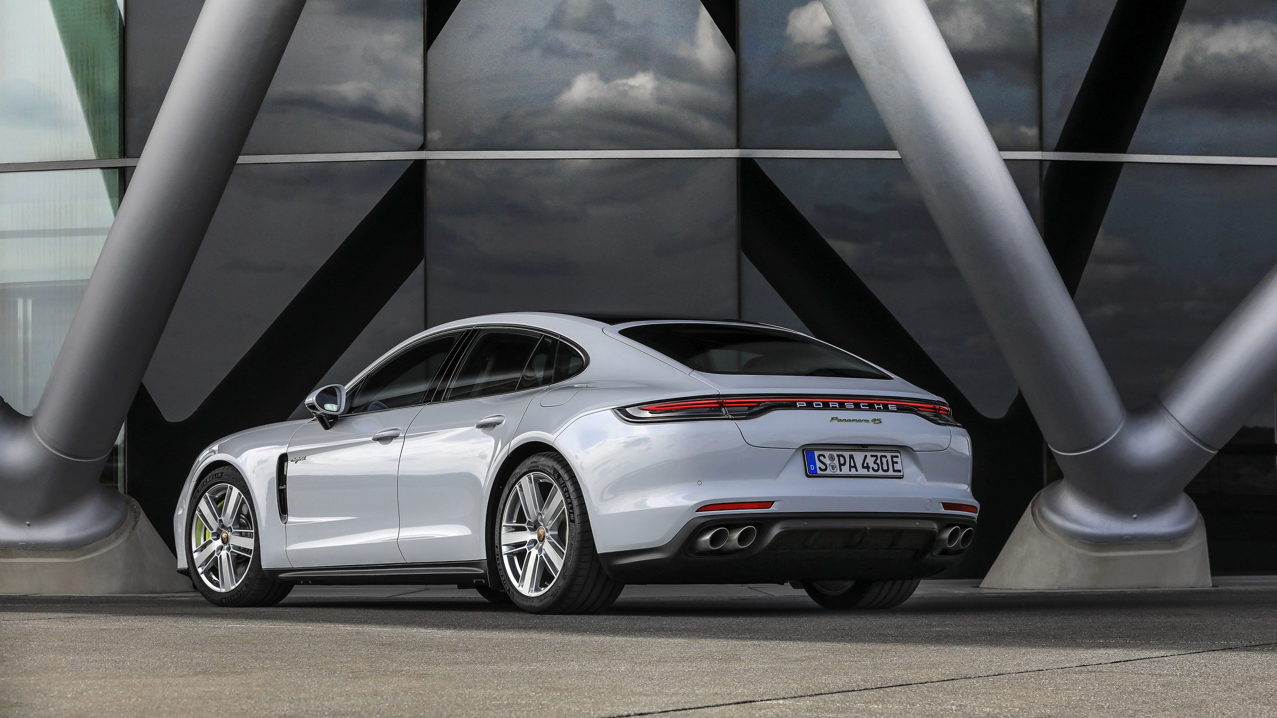 Porsche Panamera 4S E Hybrid Wallpaper