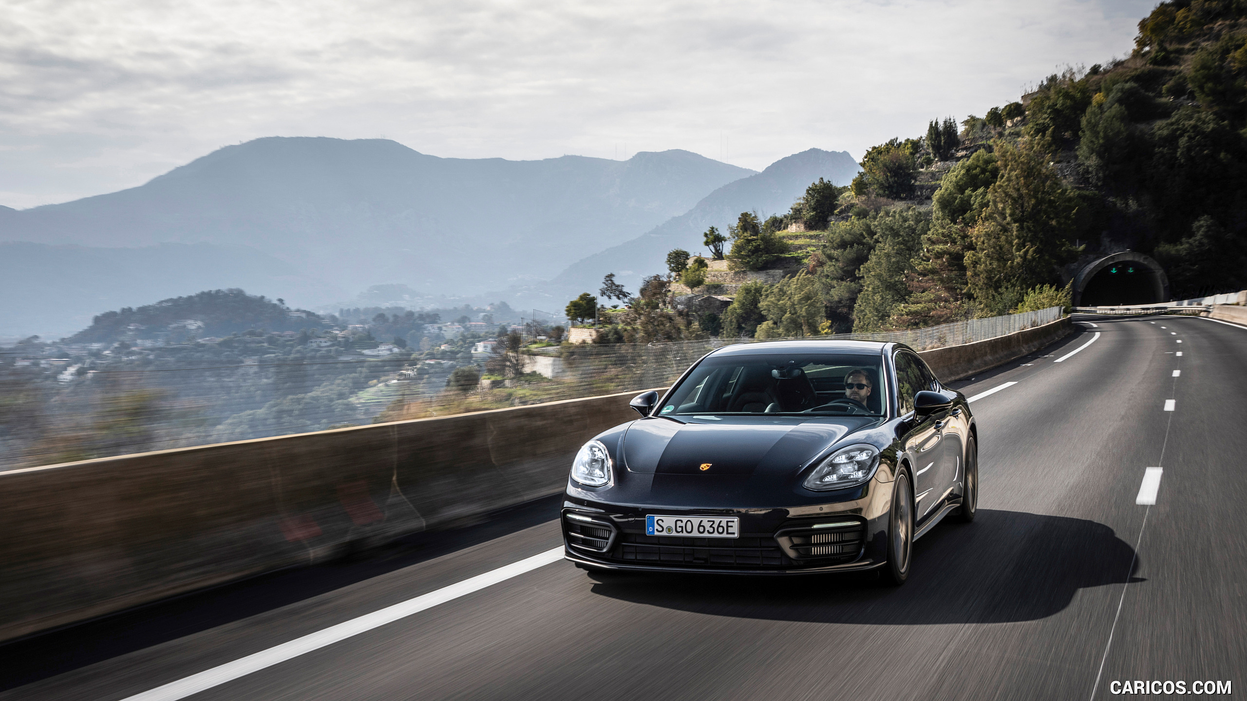 2022 Porsche Panamera 4 E Hybrid Platinum Edition (Color: Jet Black Metallic)