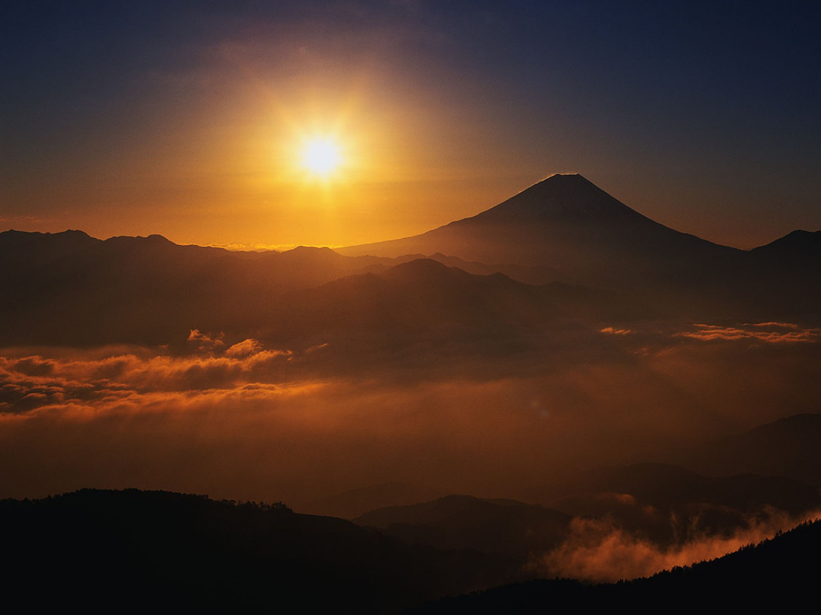 Гора Фудзи на Восходе солнца в Японии