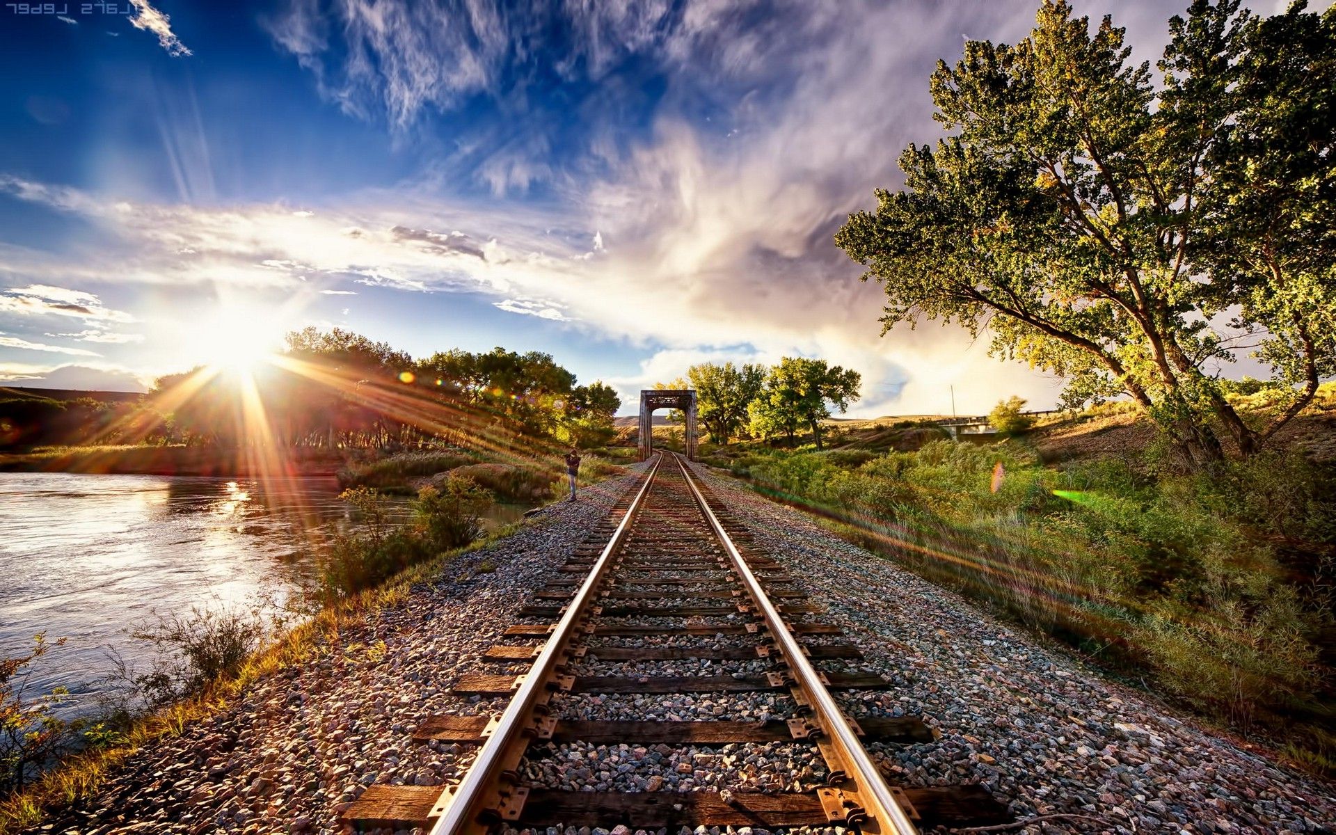 Summer train. Пейзаж с железной дорогой. Железная дорога. Красивая железная дорога. Рельсы.