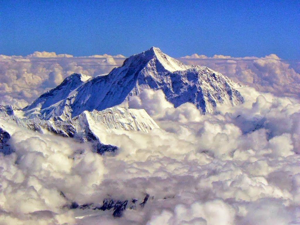 Mount Everest Background Image and Wallpaper