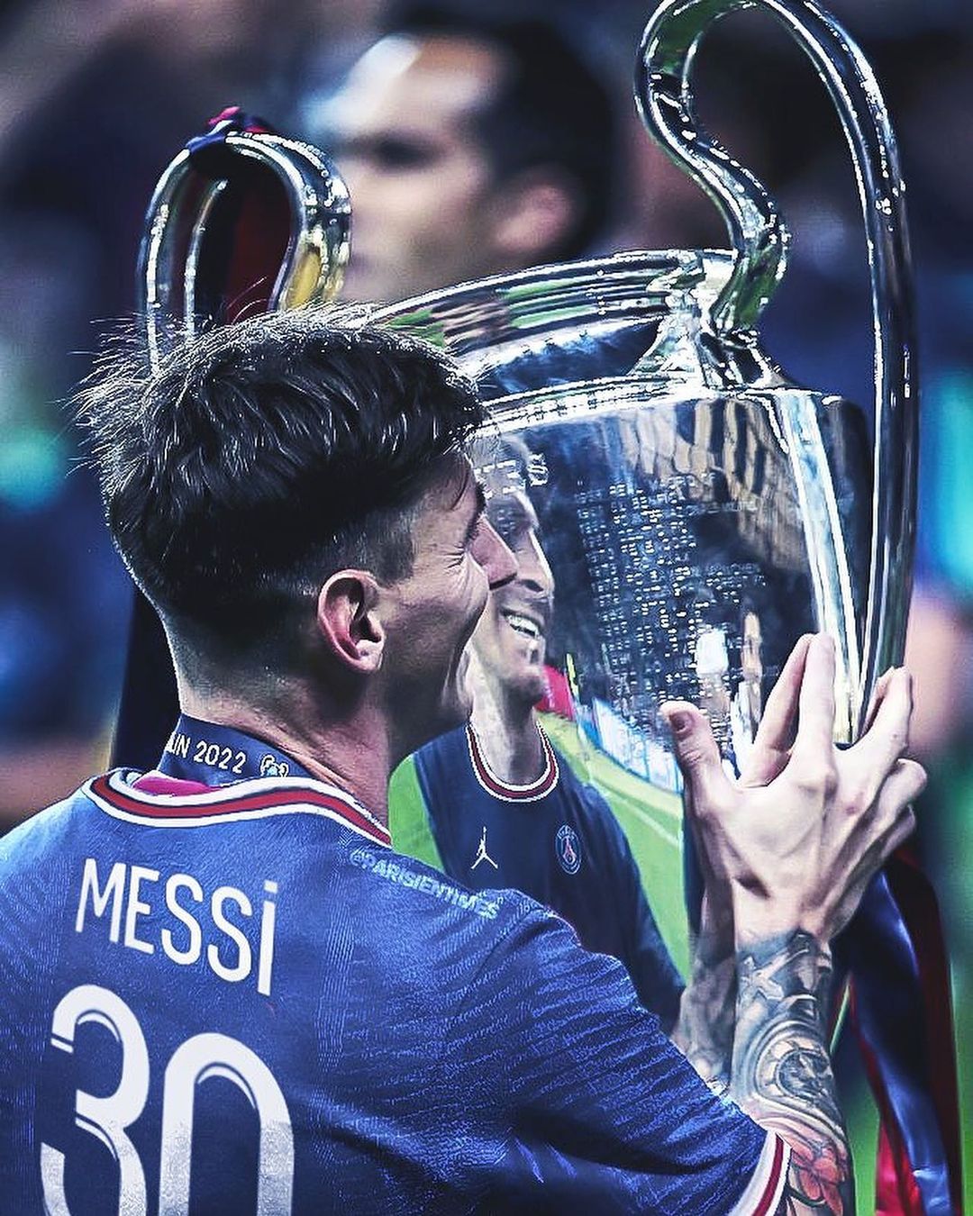 PSG Messi wallpaper sẽ khiến bất kỳ người hâm mộ Paris Saint-Germain hoặc Messi đều phấn khích. Với một bố cục hấp dẫn và đầy sáng tạo, bạn sẽ không thể rời mắt khỏi bức hình này!