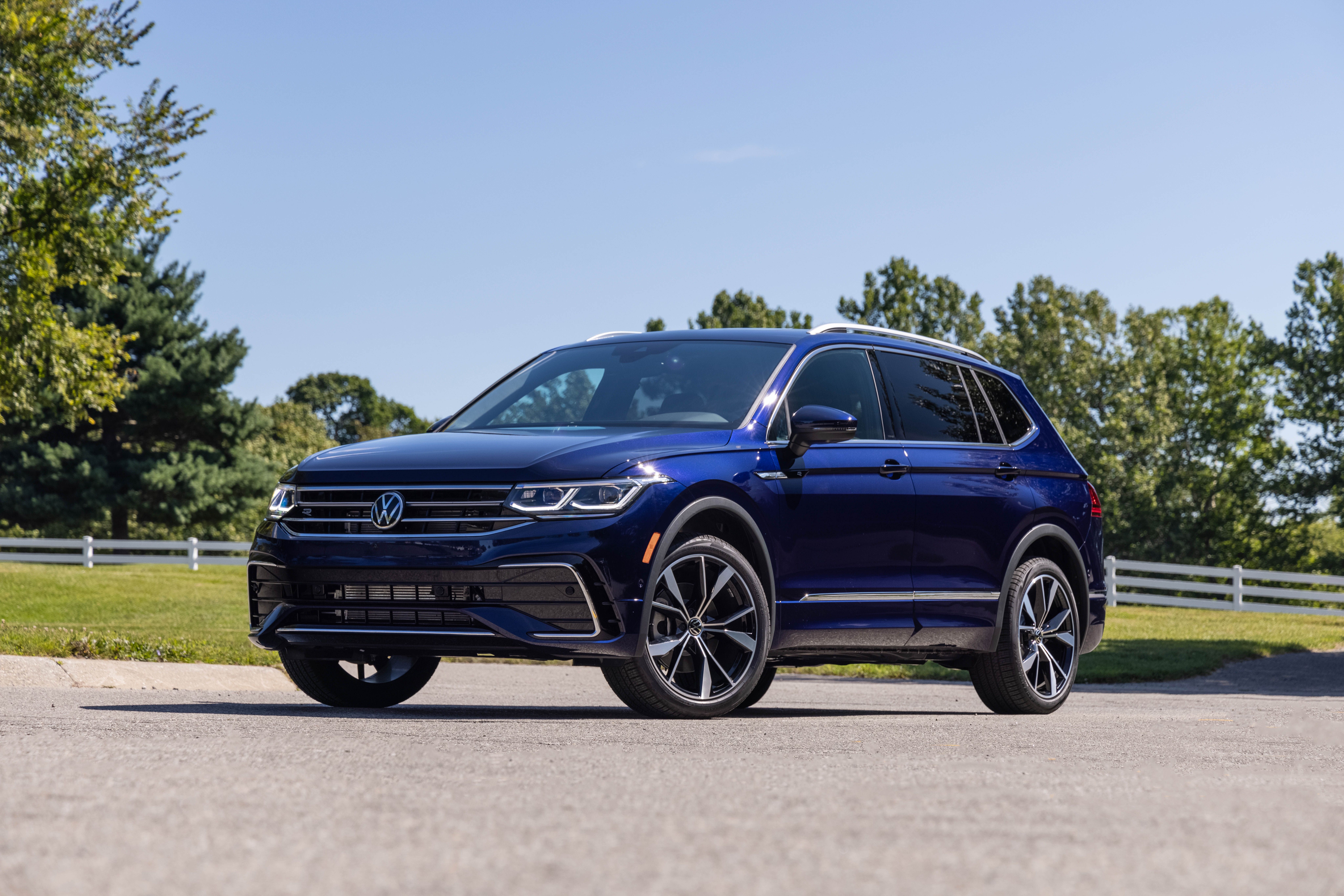 View Photo Of The 2022 Volkswagen Tiguan SEL R Line