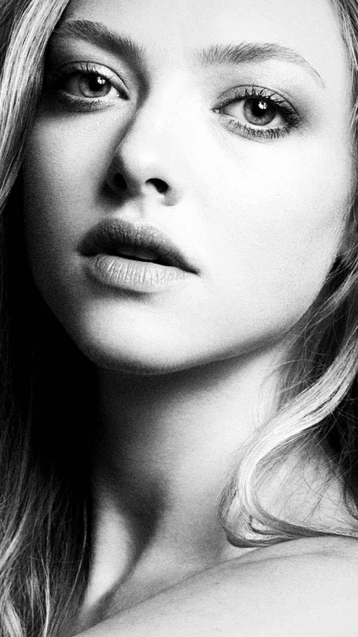 Amanda Seyfried Phone Wallpaper