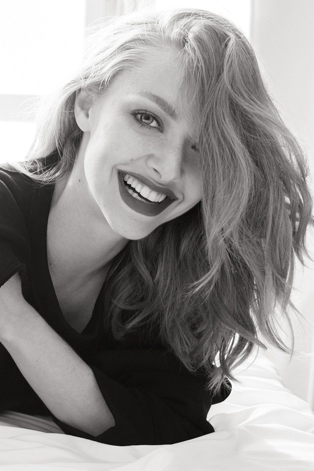 Amanda Seyfried natural smile face HD mobile wallpaper
