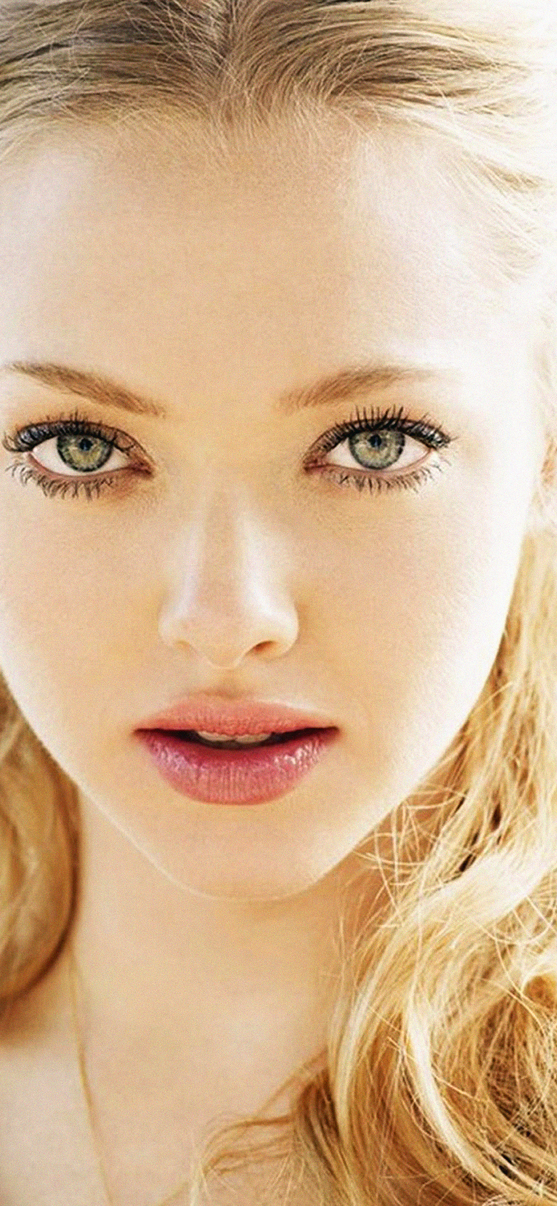 wallpaper amanda seyfried lights face film