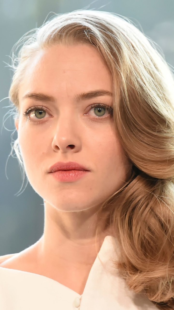 Amanda Seyfried Phone Wallpaper