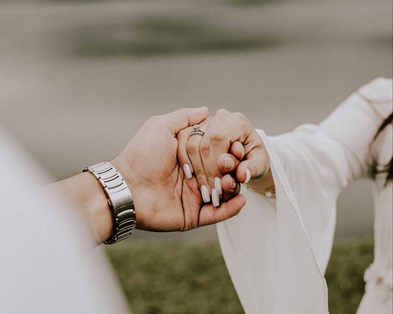 Download wallpaper 1280x1024 hands, wedding, love, ring standard 5:4 HD background