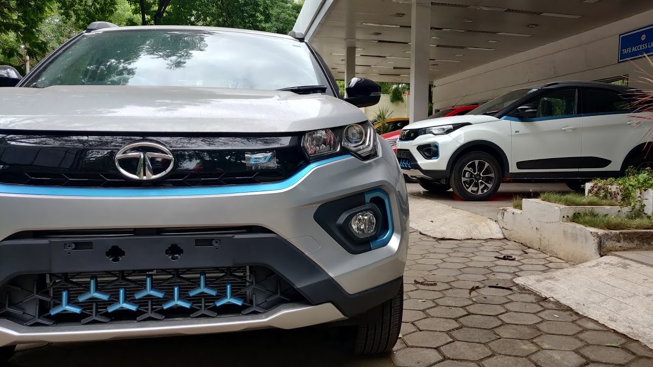 Tata Nexon EV Colours Quick Walkaround Review. AutoTrend !!