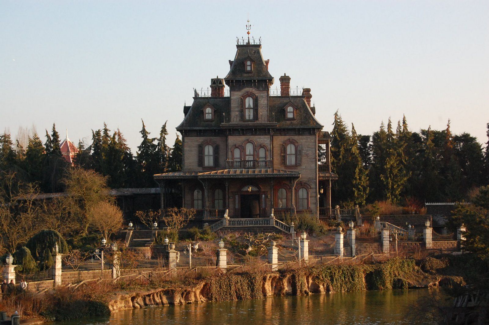 Phantom manor. Disneyland paris, Disneyland, Disney haunted mansion