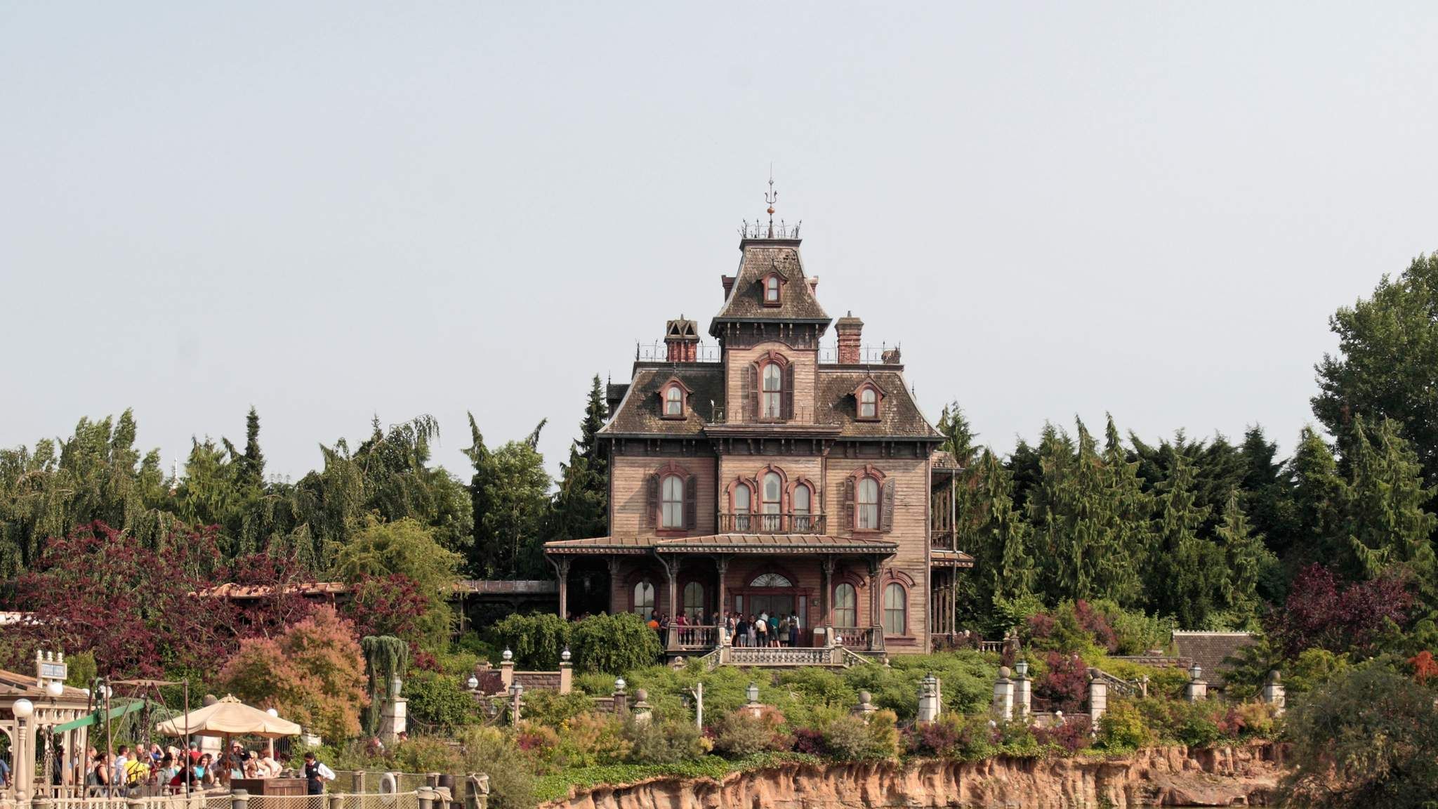 Disneyland Worker Found Dead In Haunted House