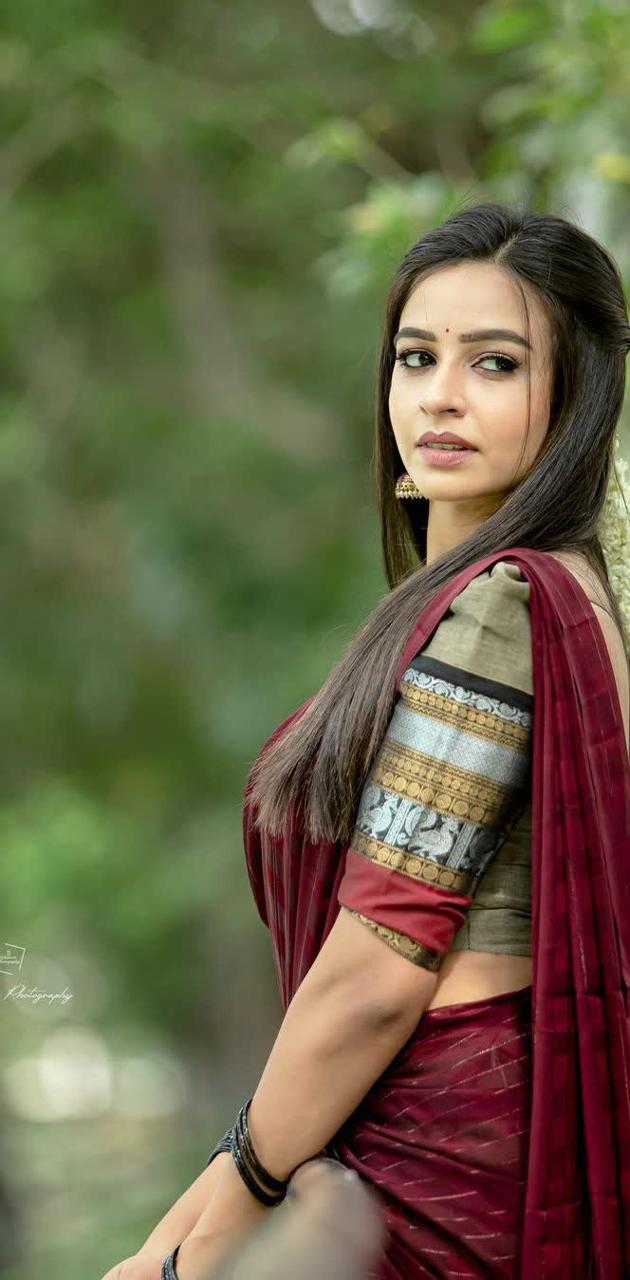 Divya Ganesh wallpaper