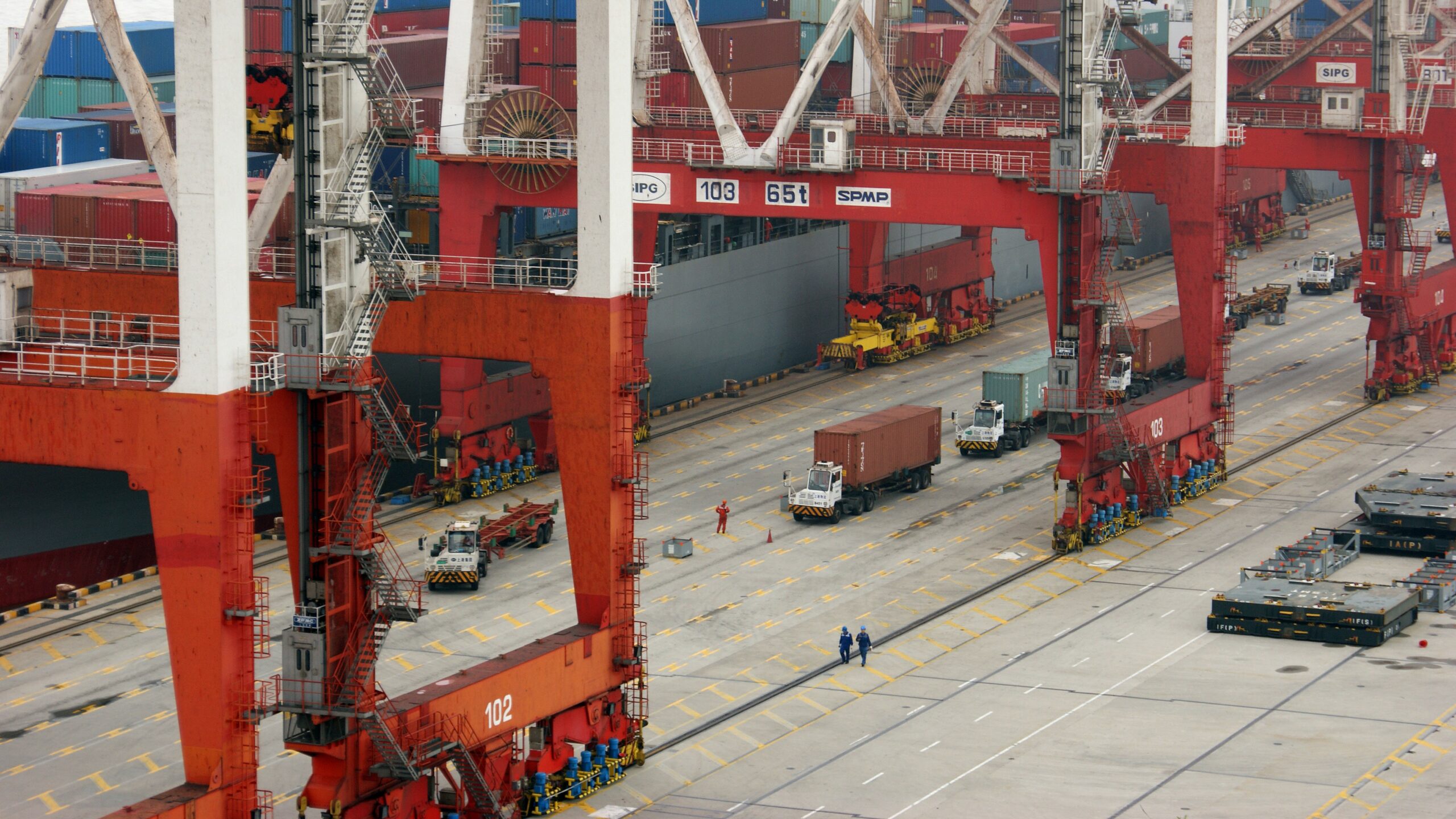 Shanghai port hitting new record high in container handling during July Logistics Family