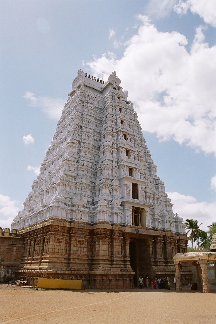 White Gopuram at Srirangam Temple. Srirangam is an island, and a part of the city of Tiruchirapalli. Indian temple architecture, Hindu temple, Temple architecture