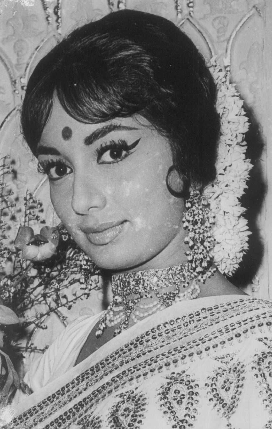 Sadhana Shivdasani photos and images - Cinestaan.com | Vintage bollywood,  Beautiful actresses, Film icon