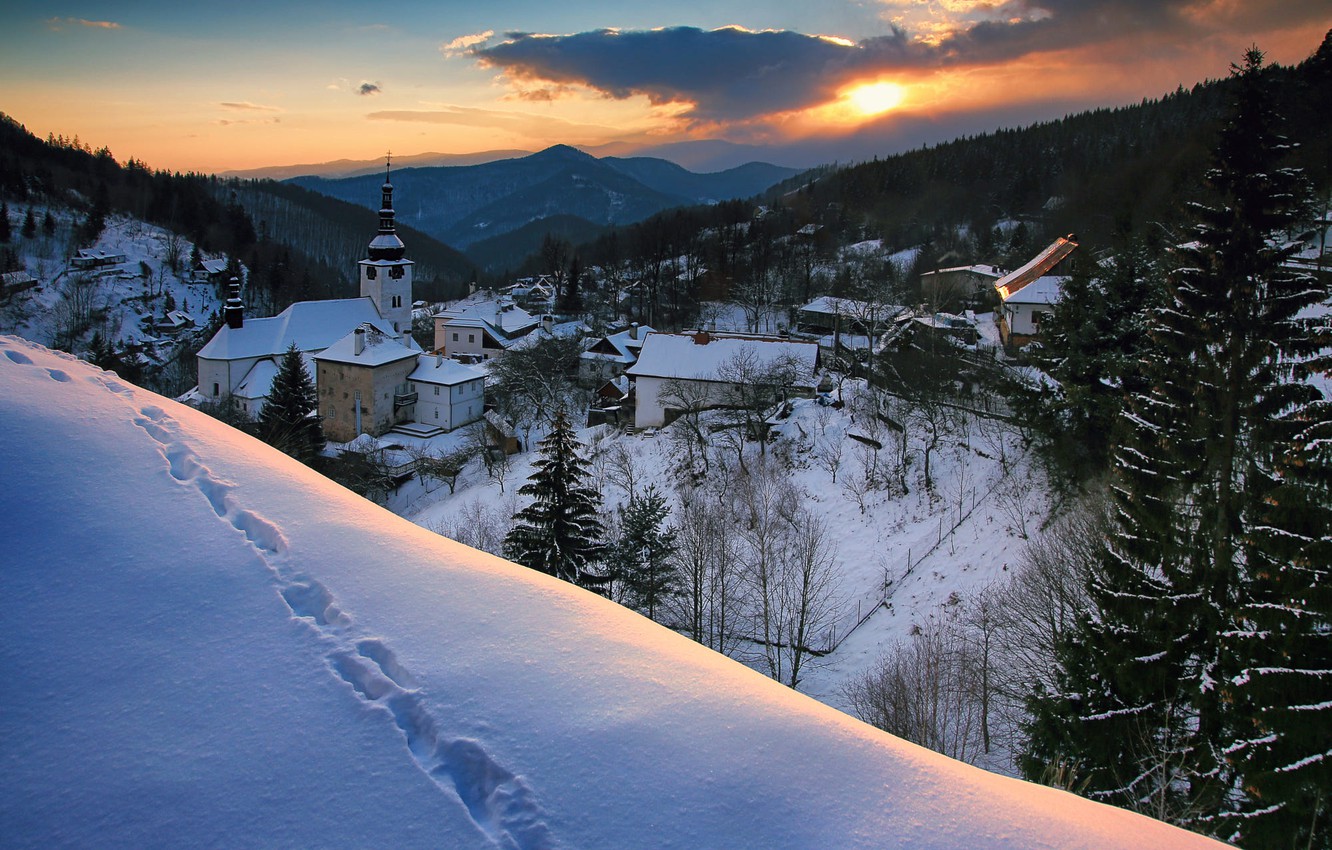 Wallpaper winter, snow, landscape, sunset, mountains, traces, nature, village, home, valley, forest, Slovakia, Špania Dolina, Spania Valley image for desktop, section пейзажи