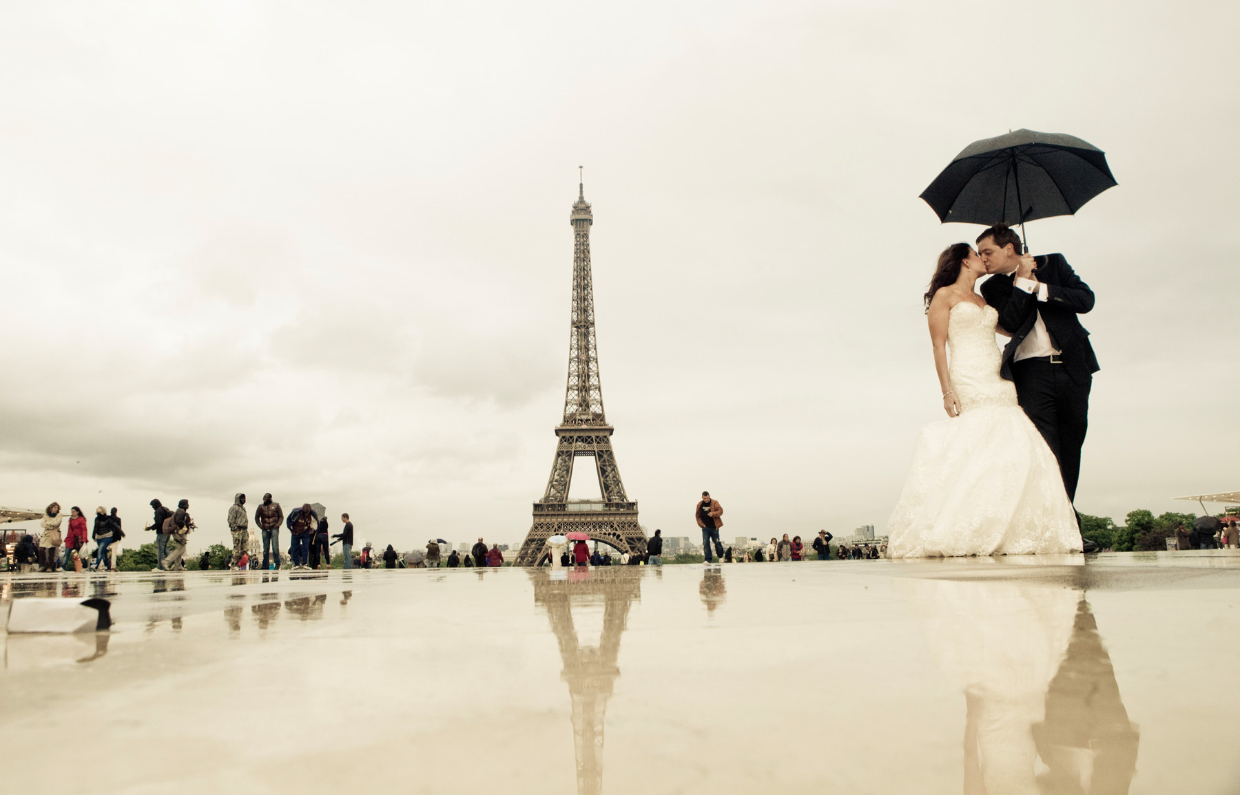 Свадьба в Париже на фоне