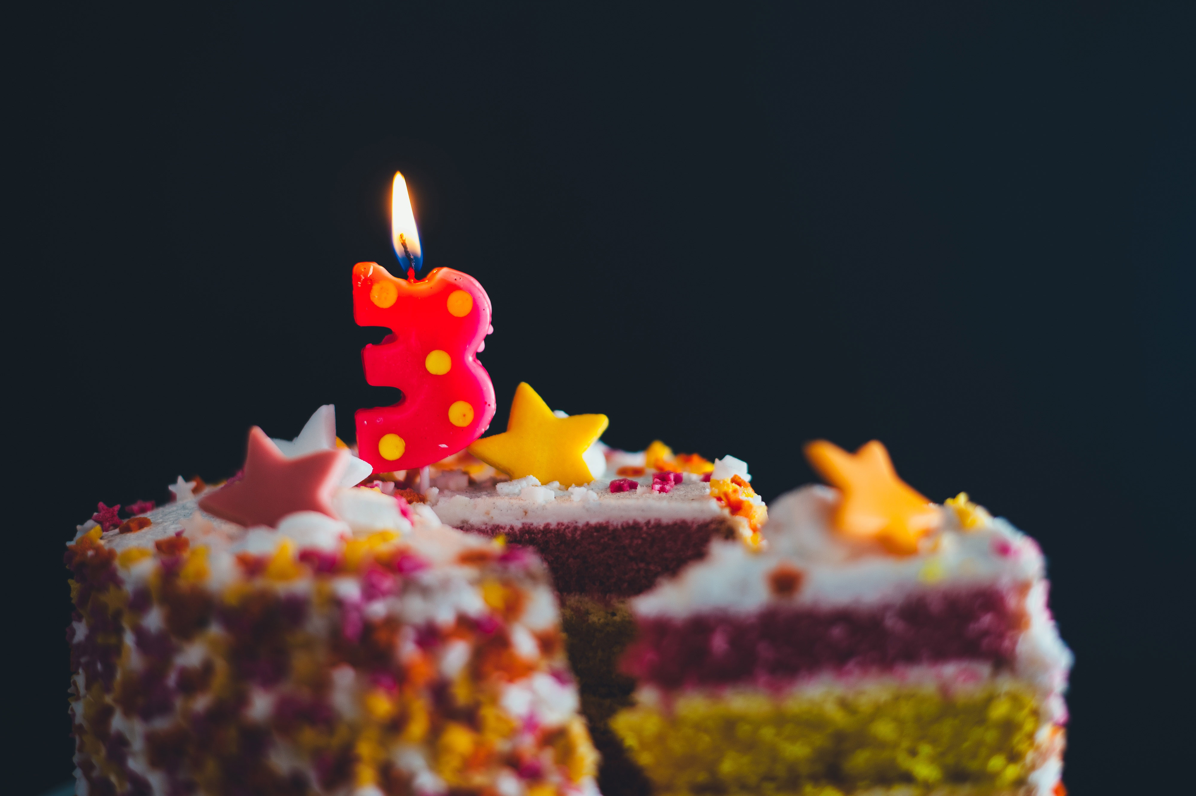 Third birthday celebration and cake image Domain photo