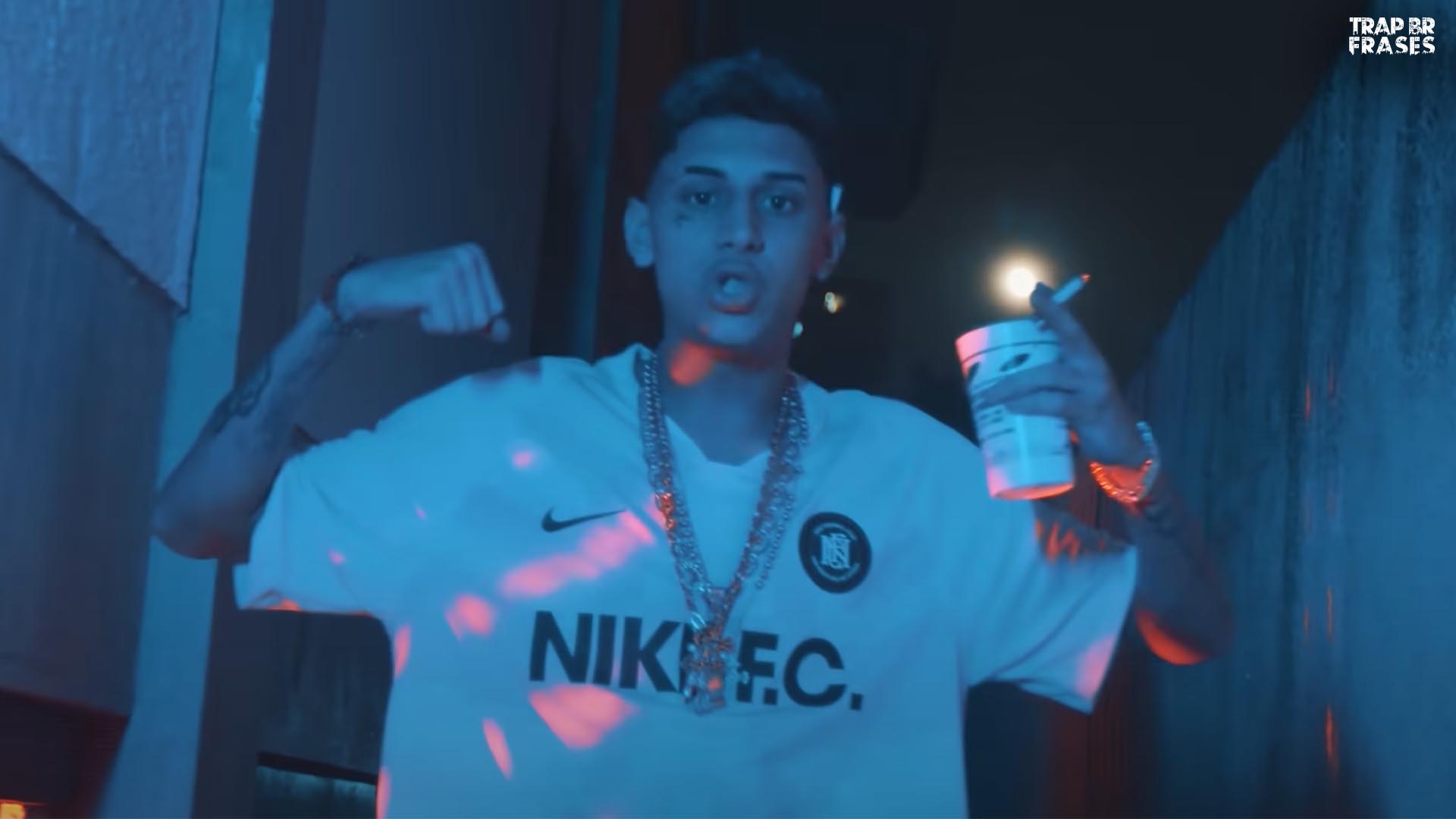 Meno Tody se envolve em confusão durante voo internacional