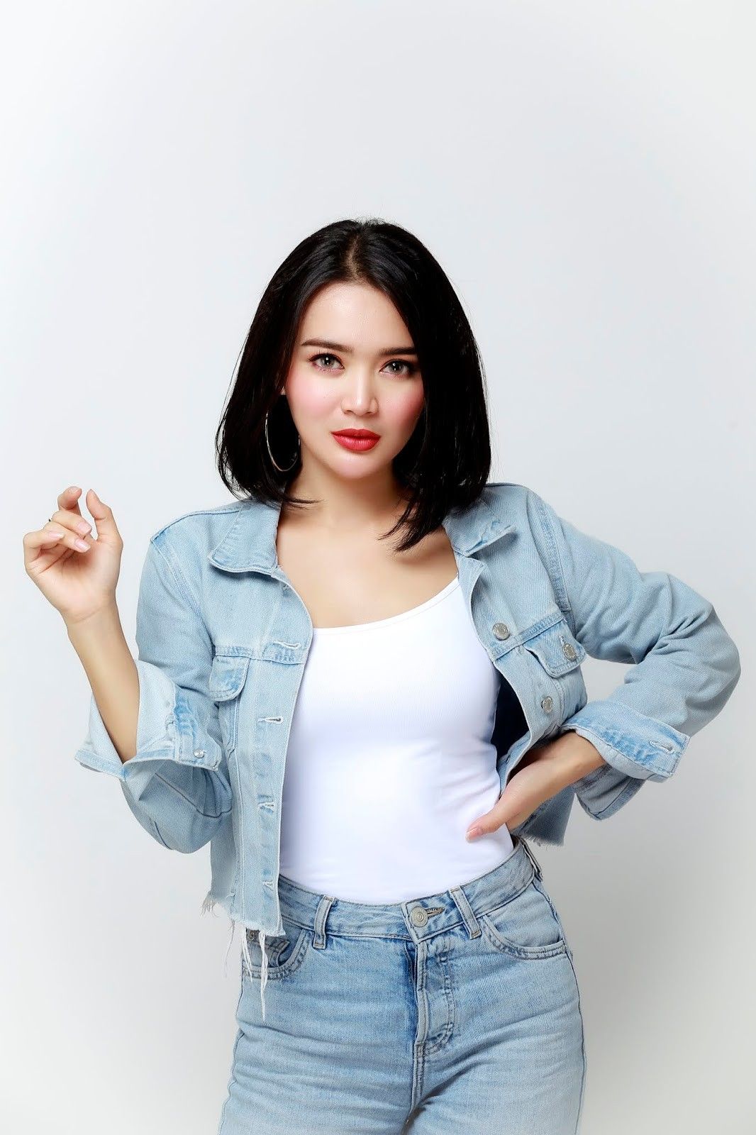 Wika Salim ideas. bersepeda wanita, sport outfits, kaus tanpa lengan