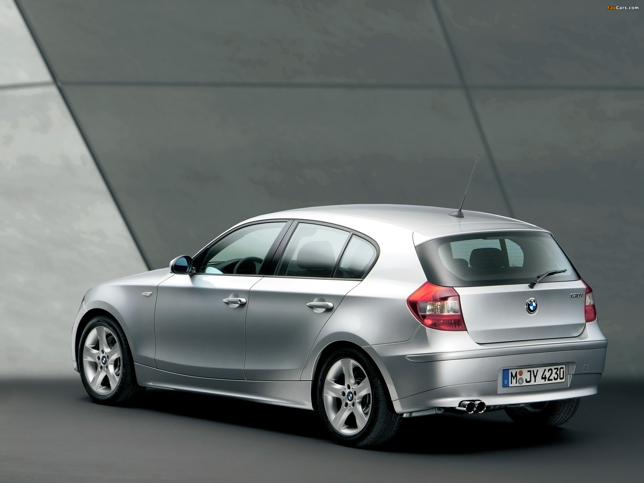 BMW 130i 5 Door (E87) 2005–07 Wallpaper (2048x1536)