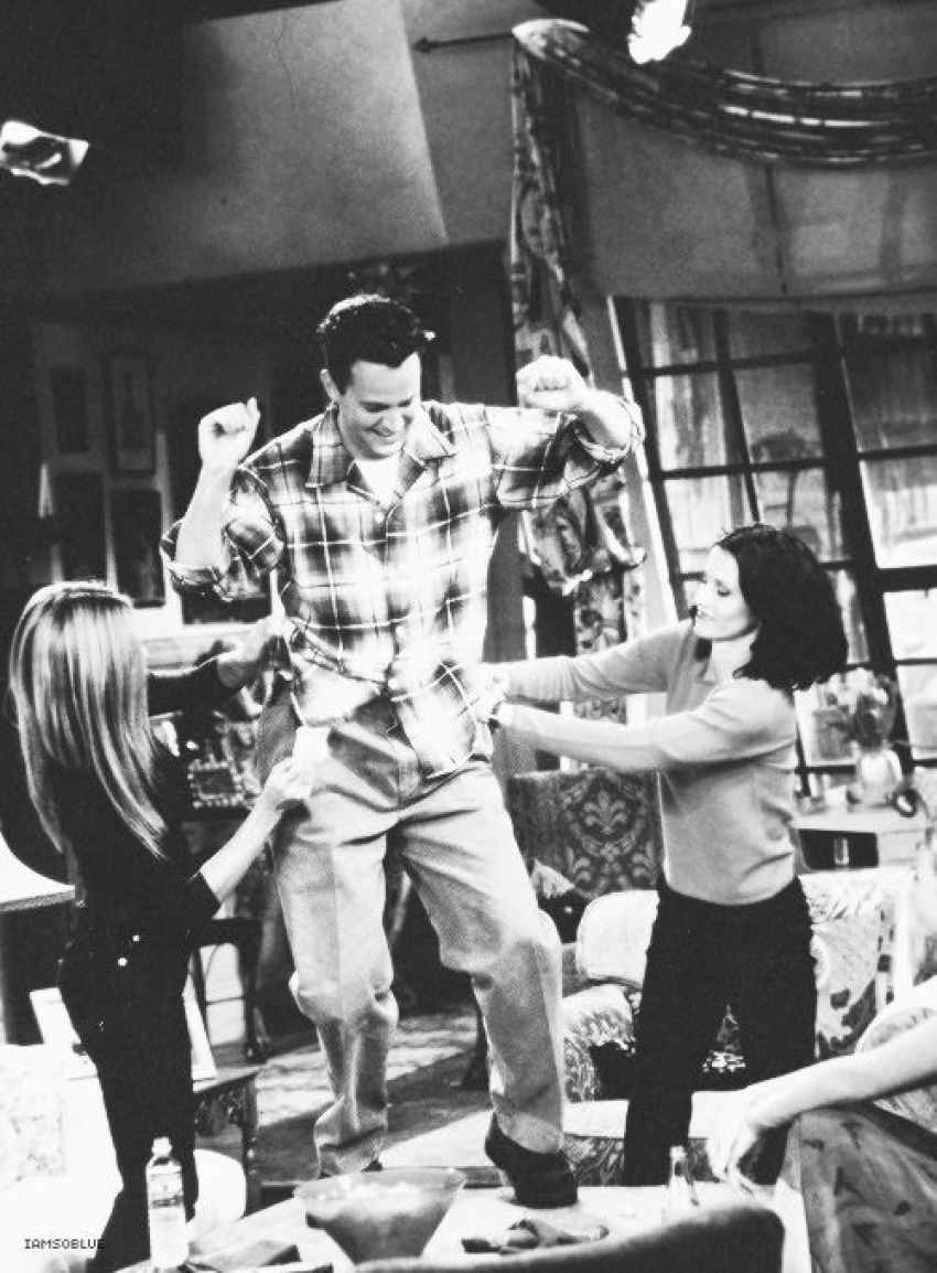 FRIENDS TV Series Behind The Scenes Picture Featuring Chandler, Ross, Monica, Rachel, Joey And Phoebe