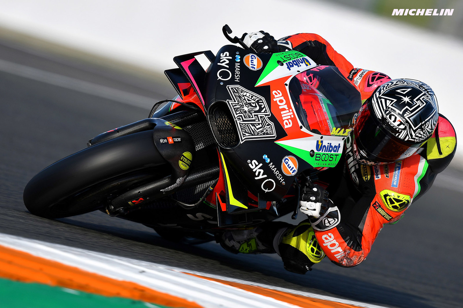 Aleix Espargaro reveals use of radio in Aprilia's garage and says: 'With this they listen and start to work immediately'