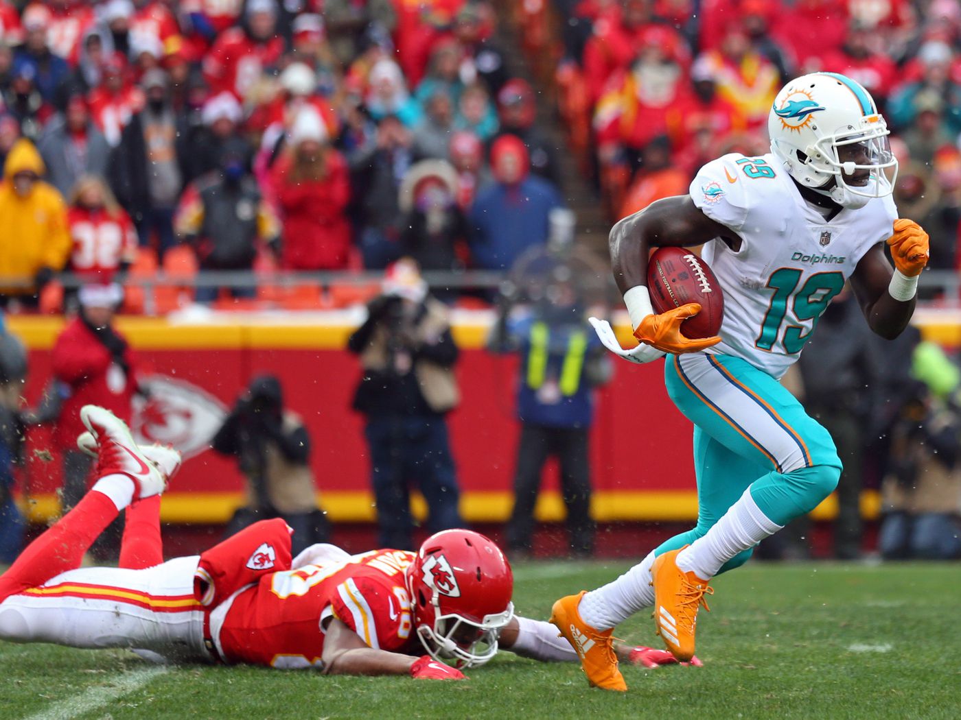 Can Dolphins WR Jakeem Grant beat Tyreek Hill in a race?