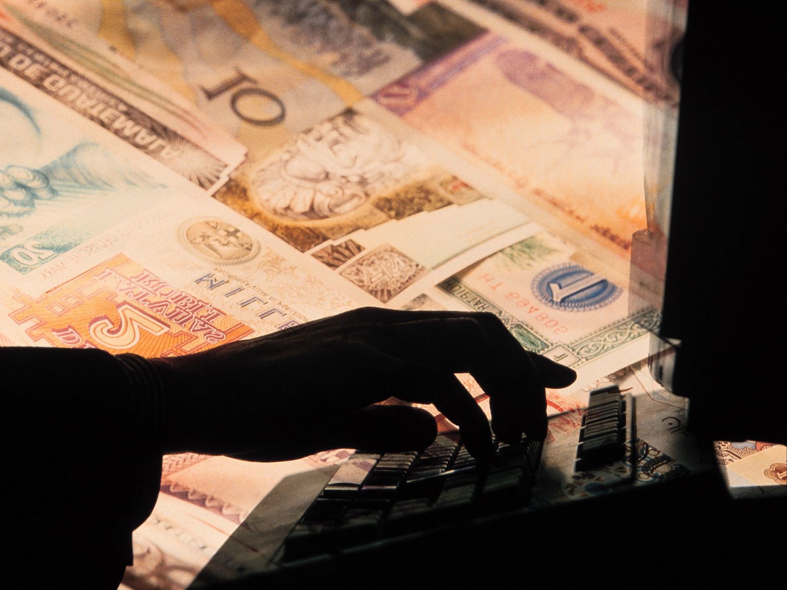 Download wallpaper 1600x1200 money, gold, hand, computer, business standard 4:3 HD background