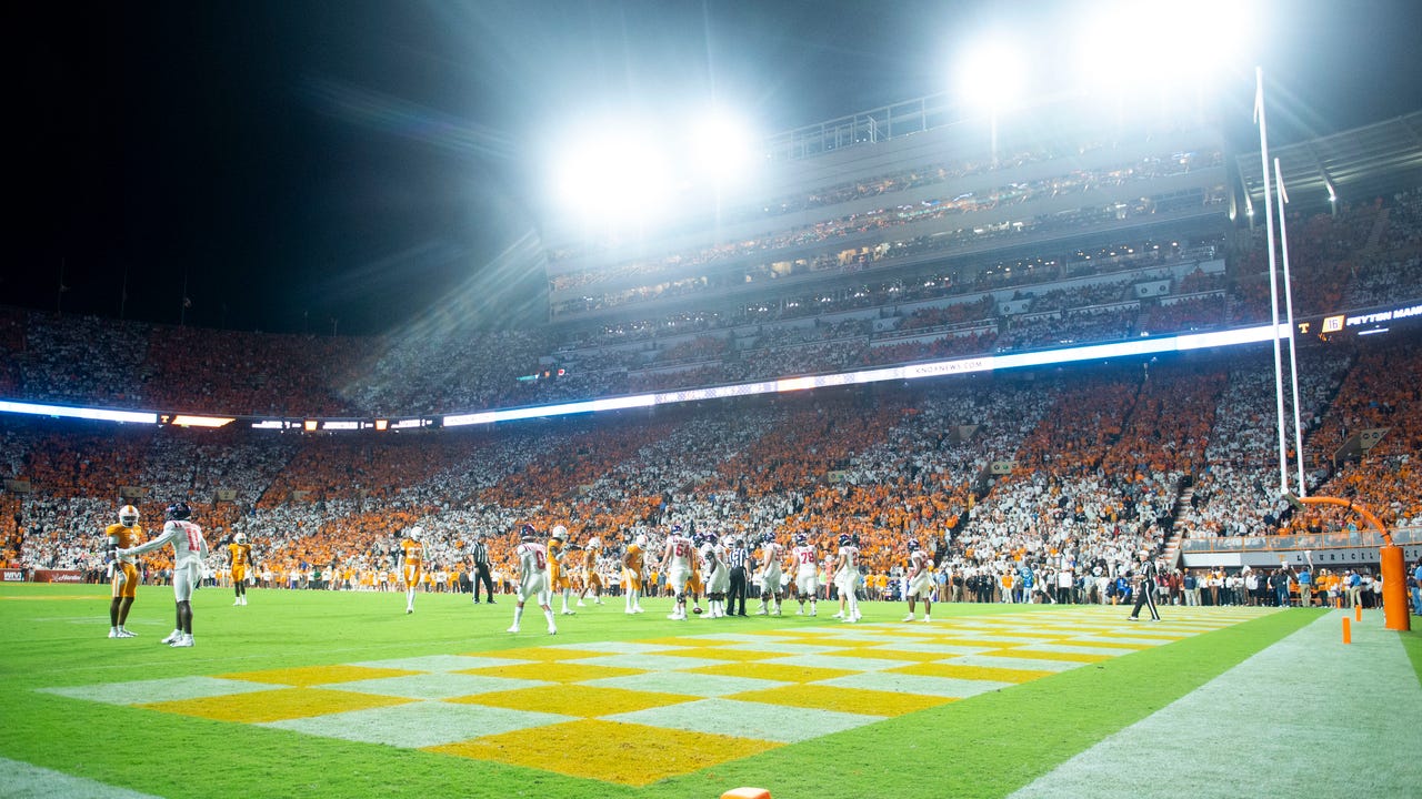 Tennessee Vols football fans throw debris onto field late in game vs Ole Miss