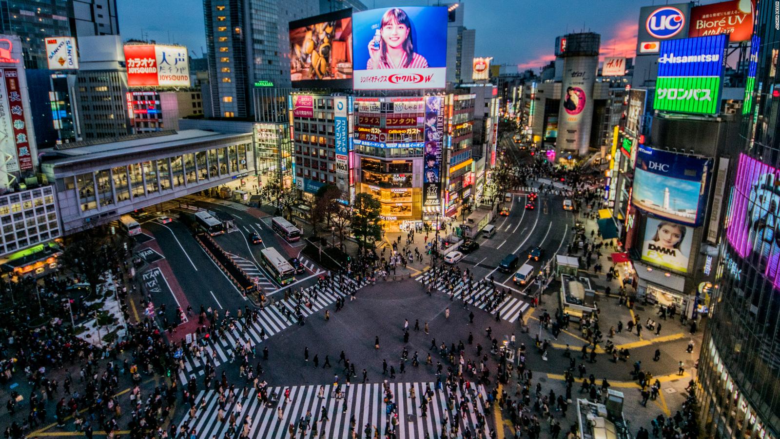 Exploring Tokyo's Shibuya crossing (photos)