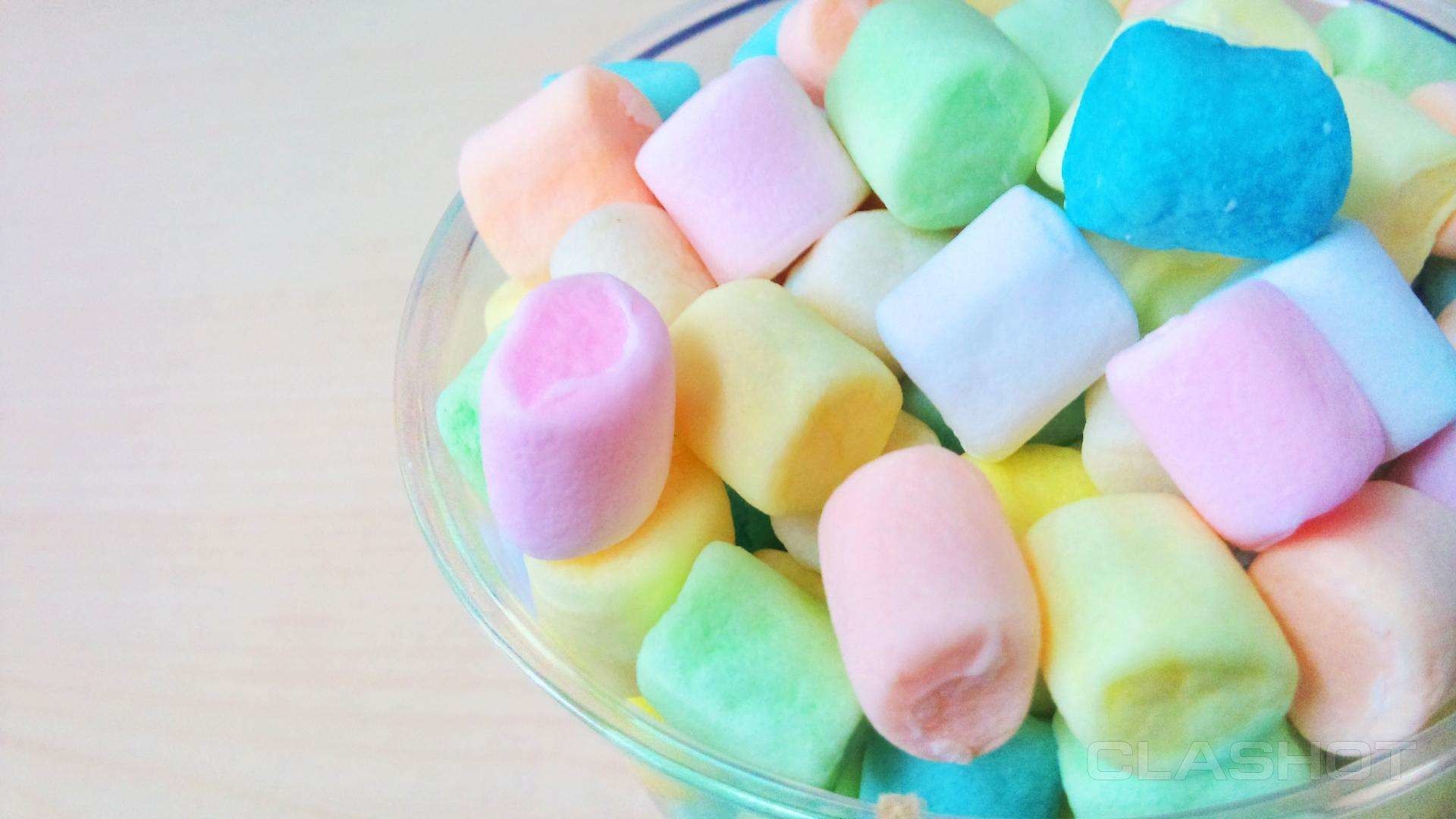 Marshmallow books. Зефир маршмеллоу. Маршмеллоу разноцветное. Маршмеллоу голубые. Зефирные конфеты маршмеллоу.
