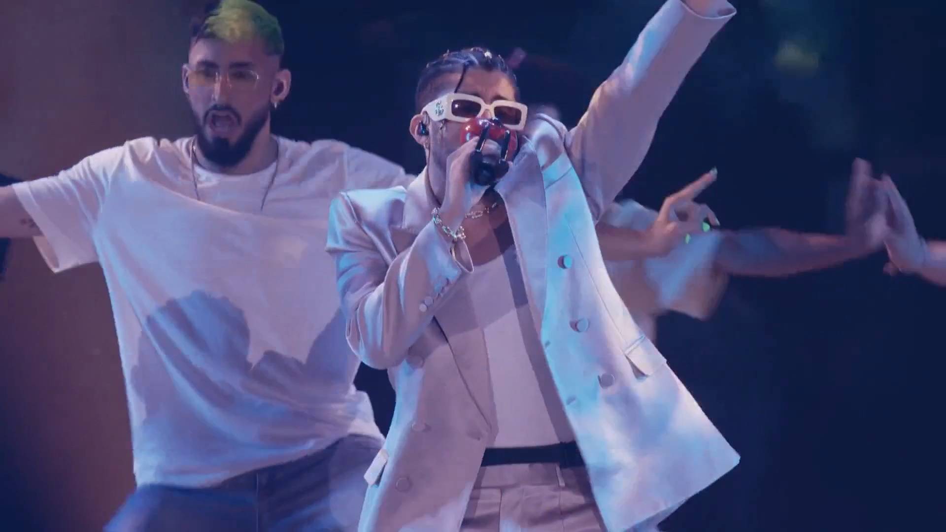 Bad Bunnyí Me Preguntó VMAs 2022 (Video Clip)