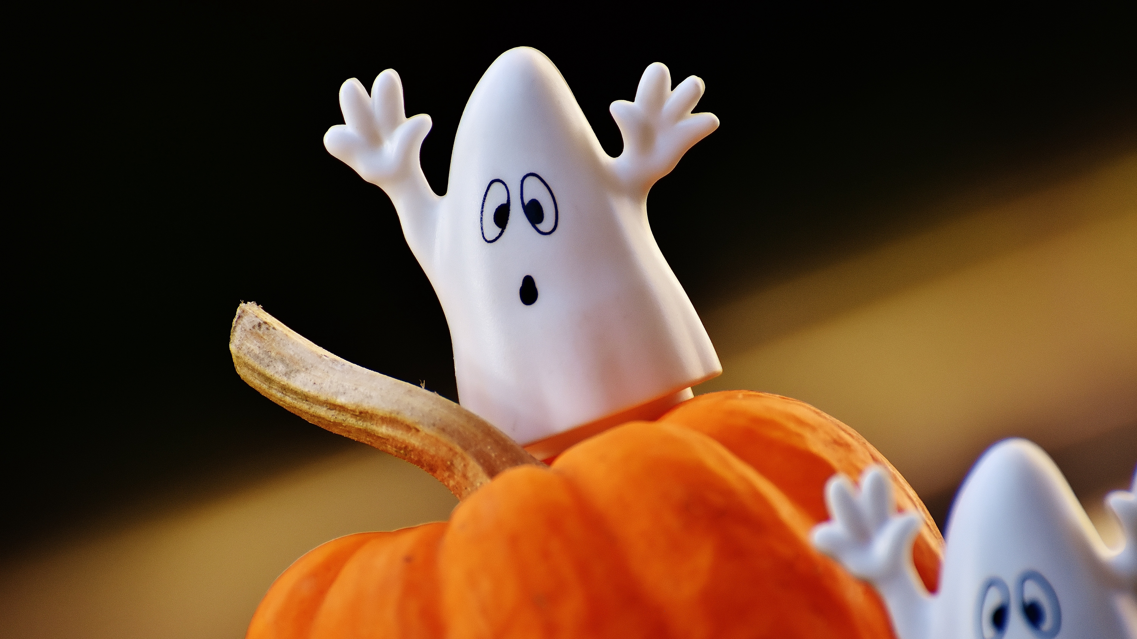 Wallpaper 4k halloween, pumpkins, ghosts, toys 4k Wallpaper