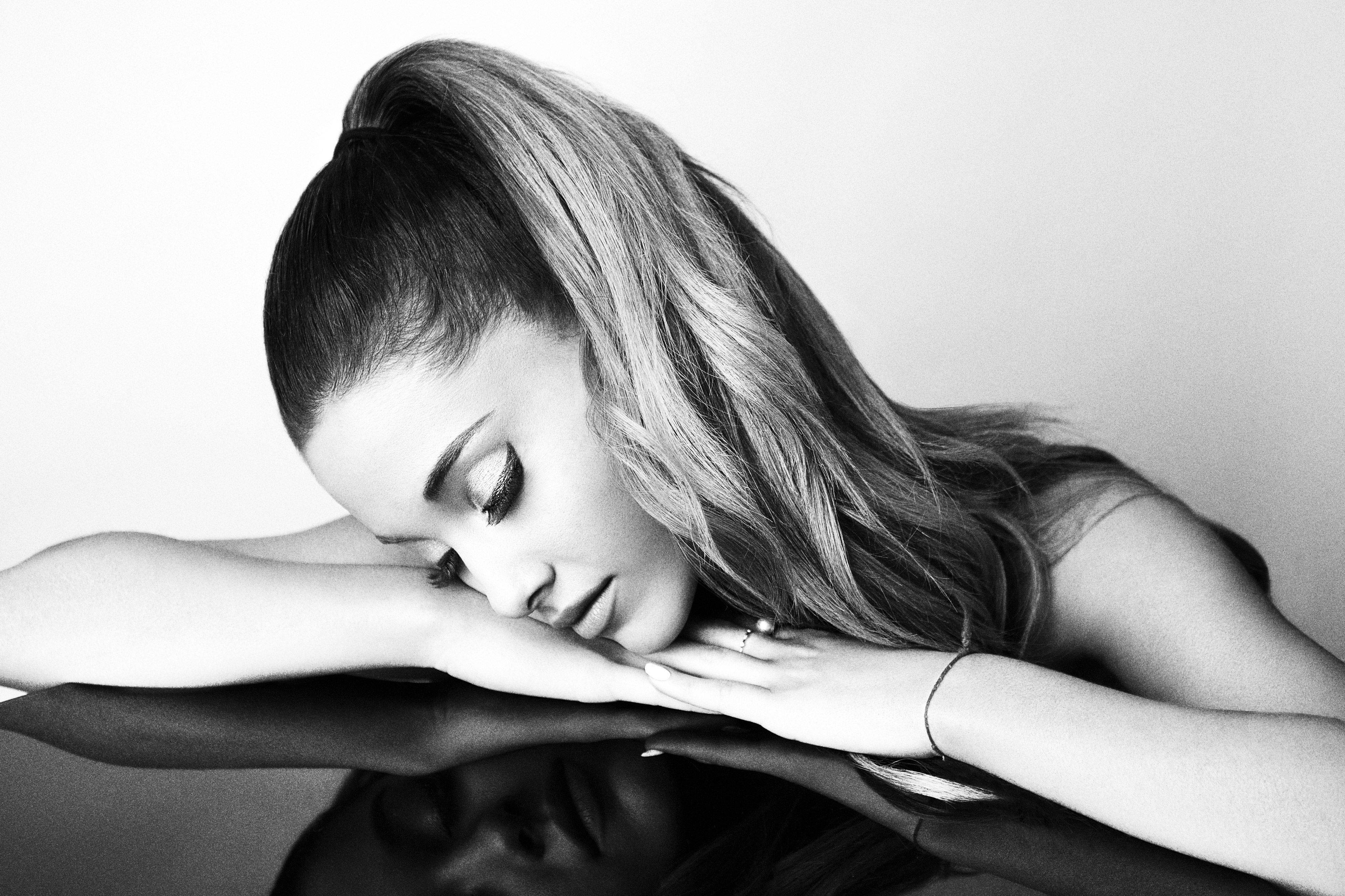 Download Ariana Grande in black and white Wallpaper