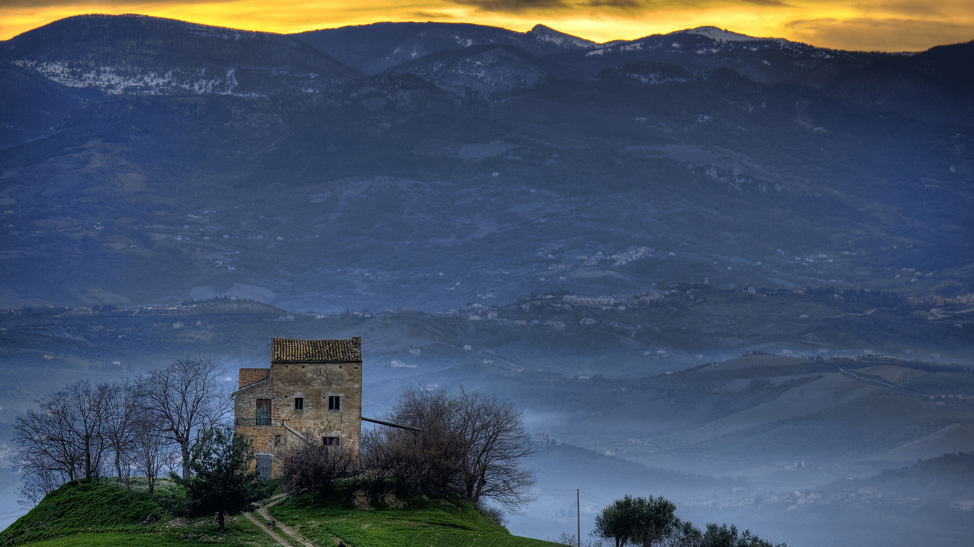 Download Wallpaper italy mountains abruzzo, 1920x1080, A solitary house, behind it the plateau of Voltigno, in Abruzzo