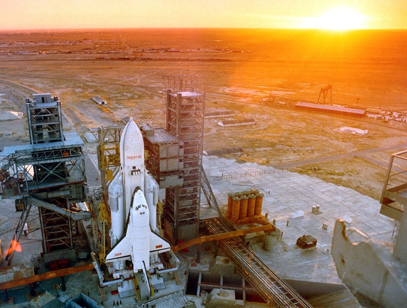 Space shuttle buran russian space cccp urrs soviet vkk launching base wallpaperx1200