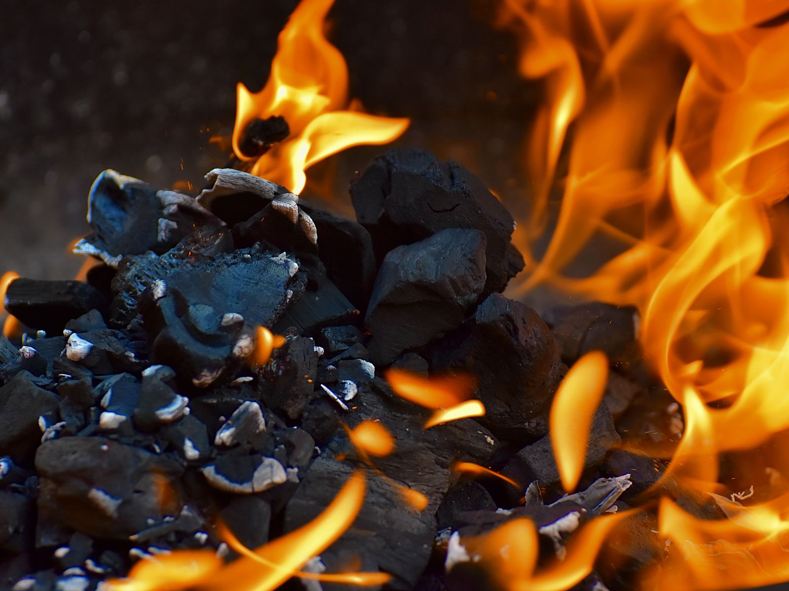 Download wallpaper 1600x1200 fire, embers, flame, burn, burned standard 4:3 HD background