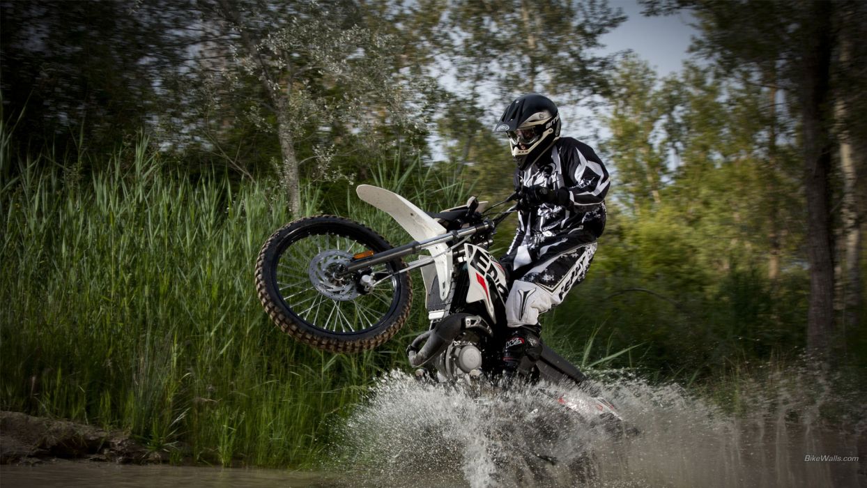 Derbi Dirtbike Wheelie Water wallpaperx1080