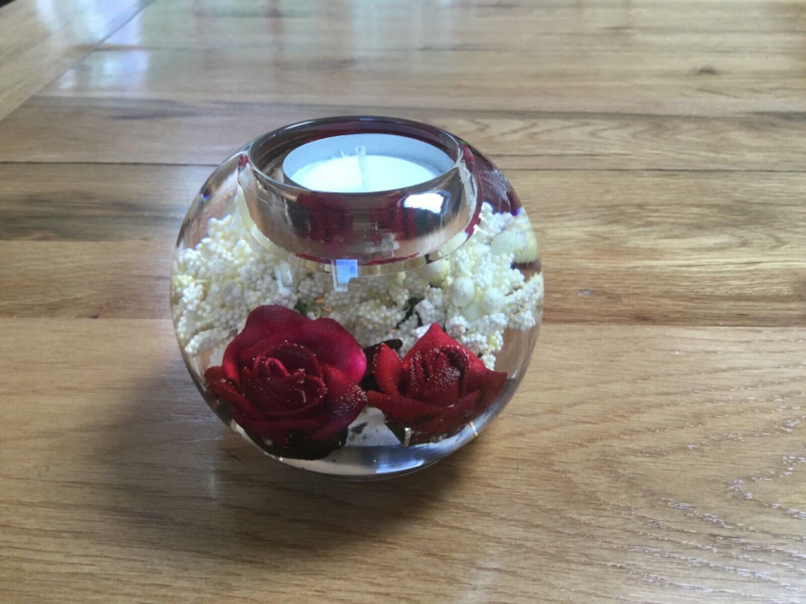 GLASS CANDLE HOLDER WITH FLORAL DESIGN OF REAL AND SILK FLOWERS