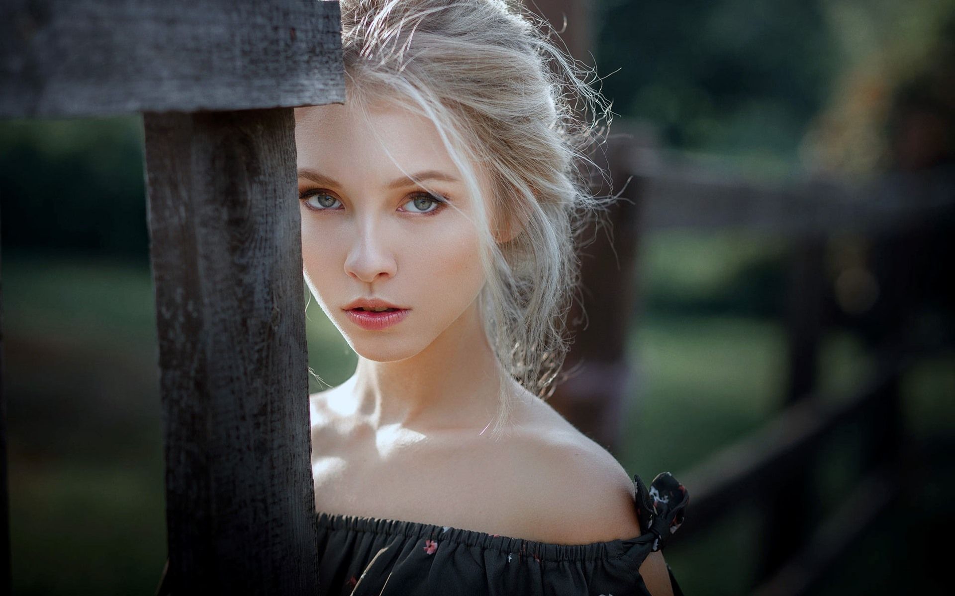Blonde Girl Wallpaper