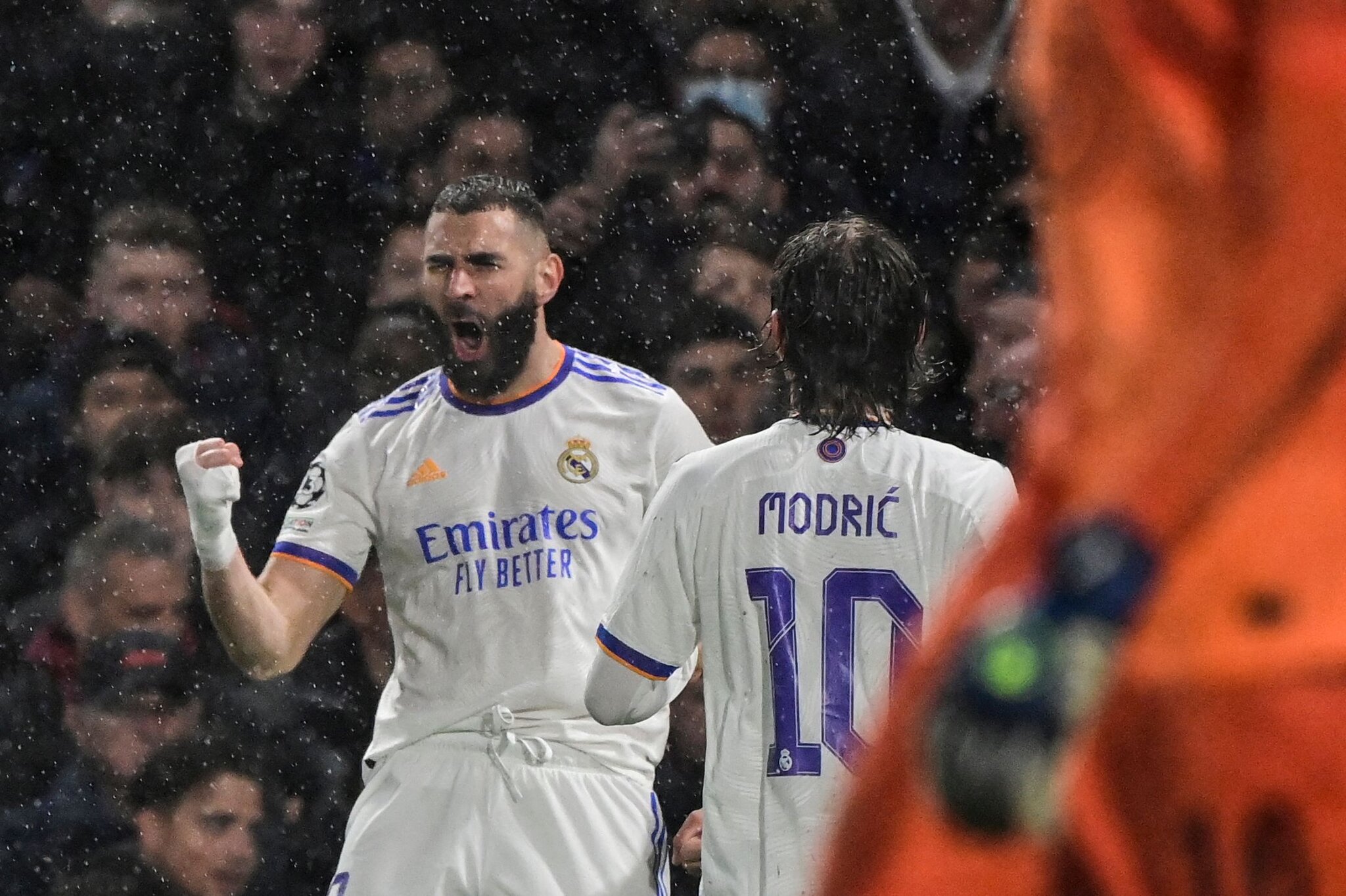 Karim Benzema Carries Real Madrid Over Chelsea