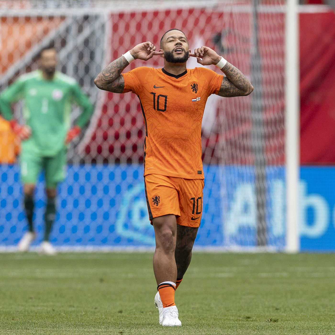 Memphis Depay “has already signed” for Barcelona