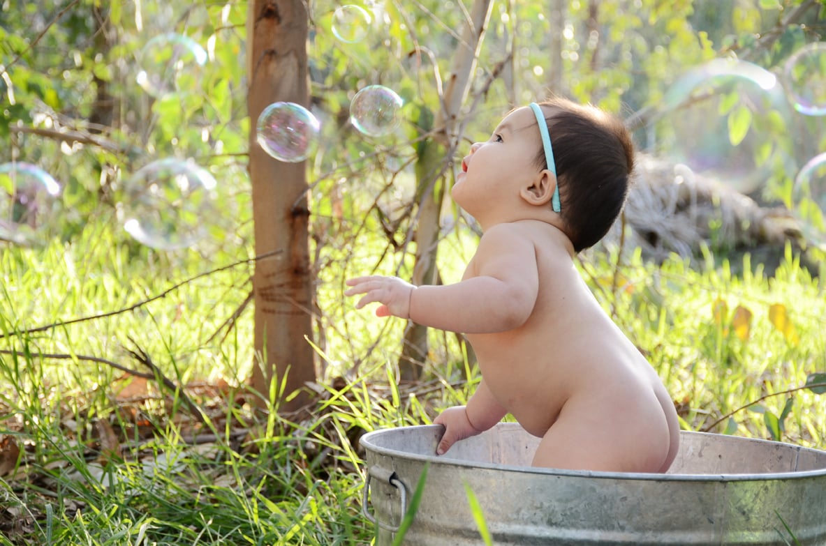Outdoor Bubble Bath Photo 9 Month Baby Photography_3393