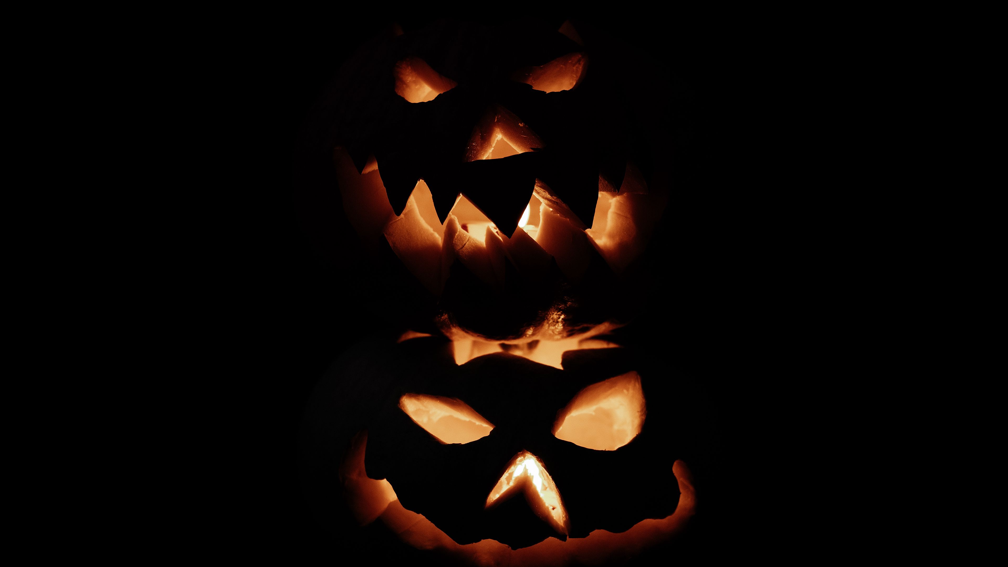 Download wallpaper 3840x2160 pumpkin, glow, dark, halloween 4k uhd 16:9 HD background