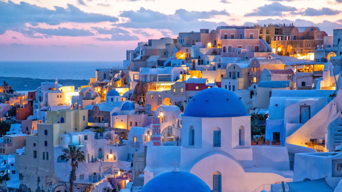 Sunset in Oia, Santorini: 2 Amazing Photography Locations