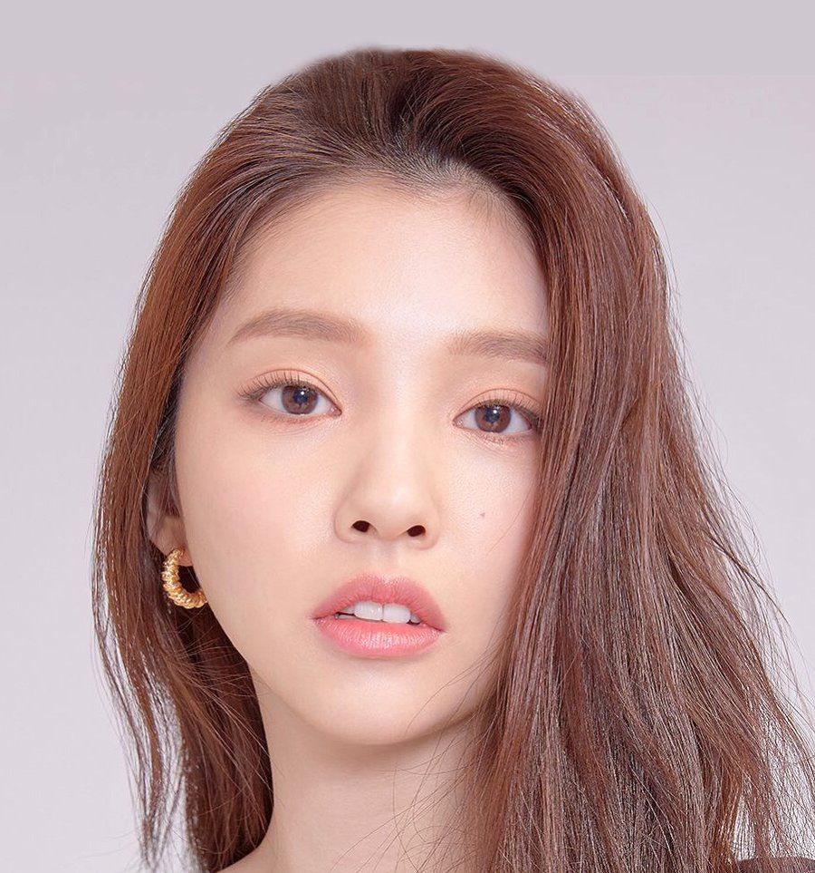 Lee Si Woo is a South Korean model and actress. She began her modeling career in the late 2010s, and appeared on the cover of. Beauty model, Modeling career, Woo