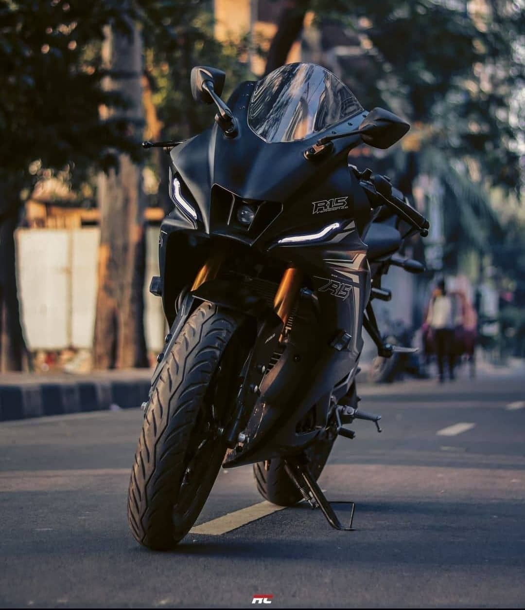 r15 v4 glossy black colour